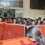 छात्र-छात्राओं ने पिछौड़ा बनाने का प्रशिक्षण लिया