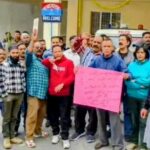 रात्रि 11:00 बजे सभी व्यापारिक प्रतिष्ठान बंद करने के पुलिस के आदेश पर