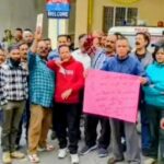 रात्रि 11:00 बजे सभी व्यापारिक प्रतिष्ठान बंद करने के पुलिस के आदेश पर