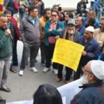 व्यापारियों के विरोध प्रदर्शन के आगे झुकी पुलिस