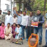 रसोई गैस का व्याप्त भारी संकट बढ़ती कीमतों कालाबजारी के विरोध युवा काग्रेस कार्यकर्ताओं ने