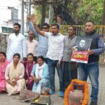 रसोई गैस का व्याप्त भारी संकट बढ़ती कीमतों कालाबजारी के विरोध युवा काग्रेस कार्यकर्ताओं ने