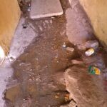 मोहल्ले में खुले में बह रही सीवर से आमजन परेशान