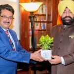 लोक भवन नैनीताल मे राज्यपाल लेफ्टिनेंट जनरल गुरमीत सिंह (से नि) से