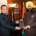 लोक भवन नैनीताल मे राज्यपाल लेफ्टिनेंट जनरल गुरमीत सिंह (से नि) से