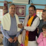 सांसद अजय भट्ट ने वरिष्ठ पत्रकार प्रो. गिरीश रंजन तिवारी को किया सम्मानित
