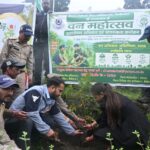 वन महोत्सव के तत्वाधान में  नारायण नगर चारखेत में हुआ पौधरोपण