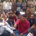 बीडीसी बैठक के दौरान दुदली गांव के ग्रामीणों ने किया धरना प्रदर्शन