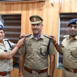 उपनिरीक्षक से निरीक्षक बने सुशील जोशीएस.एस.पी नैनीताल डॉ. मंजूनाथ टी.सी. ने पीपिंग सेरेमनी में कंधों पर अलंकार एवं सितारे सजाकर दीं शुभकामनाएँ