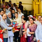 ब्लाक प्रमुख डाक्टर बिष्ट  ने सौंपा पंचायती राज मंत्री मदन कौशिक को छ: सूत्रीय ज्ञापन