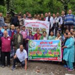 सेवानिवृत पेंशनर्स के सदस्यों ने हनुमानगढ़ी के समीप चील चक्कर मोड किया पौधारोपण
